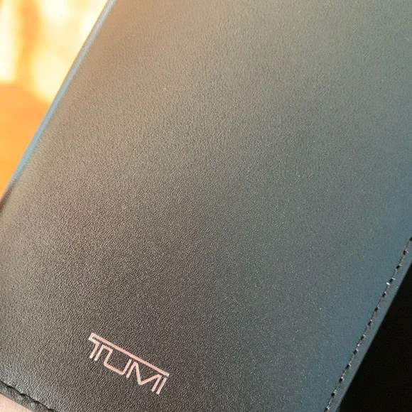 Sleek Tumi Wallet iPhone case for 13 Pro (1 left!) or 14 Pro NEW IN BOXAuthentic - Picture 7 of 10